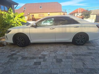 2018 Toyota Camry VII (XV50) Рестайлинг 2, белый, 2100000 рублей, вид 3