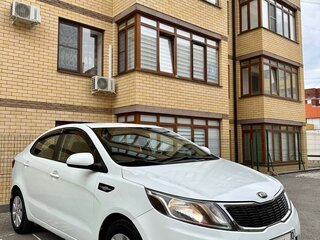 2012 Kia Rio 4-speed III, белый, 895000 рублей, вид 5