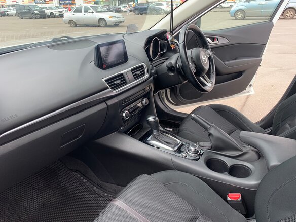 2018 Mazda Axela III Рестайлинг, белый, 1350000 рублей - вид 7
