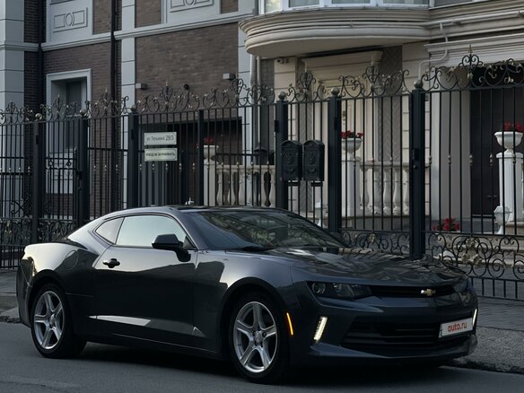 2017 Chevrolet Camaro VI, серый, 2600000 рублей - вид 8