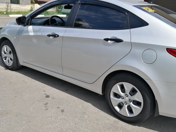 2015 Hyundai Solaris I Рестайлинг, серебристый, 1400000 рублей - вид 2