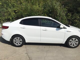 2017 Kia Rio III Рестайлинг, белый, 1100000 рублей, вид 3