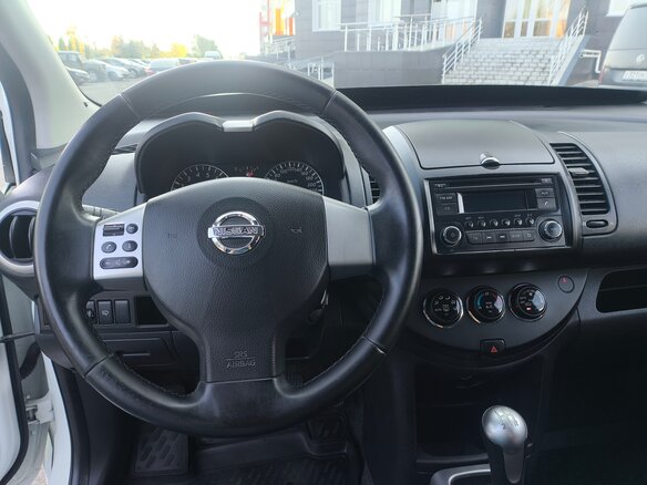 2013 Nissan Note I Рестайлинг, белый, 740000 рублей - вид 8