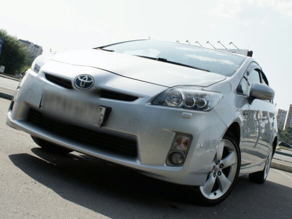 2010 Toyota Prius III (XW30), серебристый - вид 4