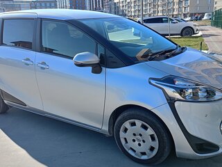 2020 Toyota Sienta II Рестайлинг, серебристый, 1695000 рублей, вид 3