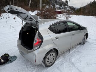 2018 Toyota Aqua I Рестайлинг 2, серебристый, 1370000 рублей, вид 1