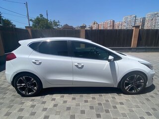 2016 Kia Ceed II Рестайлинг, белый, 900000 рублей, вид 3