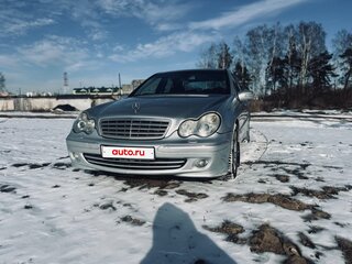 2004 Mercedes-Benz C-Класс 220 II (W203) Рестайлинг, серебристый, 600000 рублей, вид 2