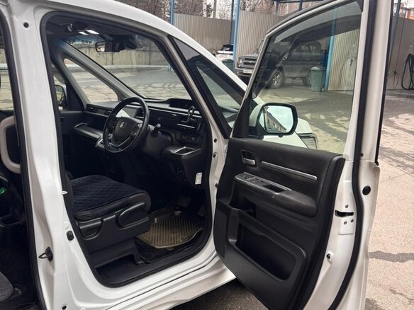 2018 Honda Stepwgn Spada V Рестайлинг, белый, 2450000 рублей - вид 6