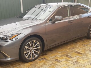 2021 Lexus ES 250 VII Рестайлинг, серый, 5750000 рублей, вид 5