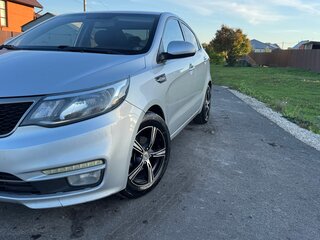 2015 Kia Rio III Рестайлинг, серебристый, 840000 рублей, вид 3