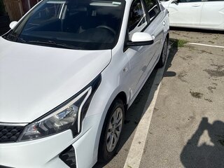 2021 Kia Rio IV Рестайлинг, белый, 1080000 рублей, вид 2