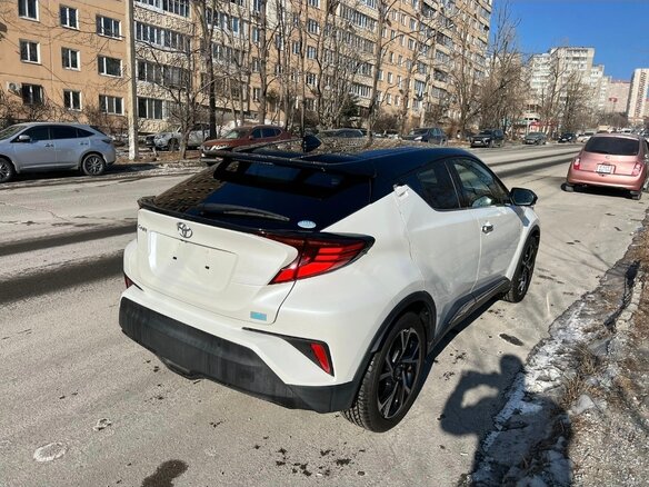 2020 Toyota C-HR I Рестайлинг, белый, 2500000 рублей - вид 6