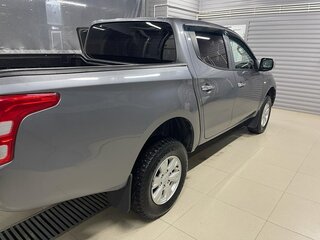 2017 Mitsubishi L200 V, серый, 1930000 рублей, вид 2