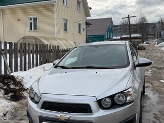 2013 Chevrolet Aveo II, серебристый, 600000 рублей, вид 2
