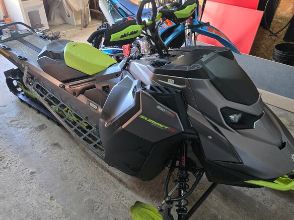 2022 BRP Ski-Doo Summit 850, зелёный, 1800000 рублей