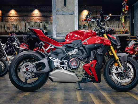 2026 Ducati Streetfighter V4, красный, 3090000 рублей - вид 4