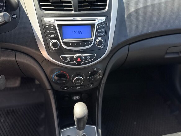 2013 Hyundai Solaris I, серебристый, 740000 рублей - вид 6
