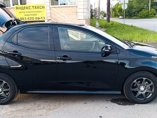 2020 Toyota Yaris IV, чёрный, 1200000 рублей, вид 2