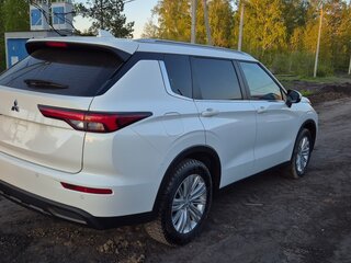 2023 Mitsubishi Outlander IV, белый, 3950000 рублей, вид 3