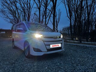 2018 Toyota Noah III (R80) Рестайлинг, белый, 1984000 рублей, вид 3