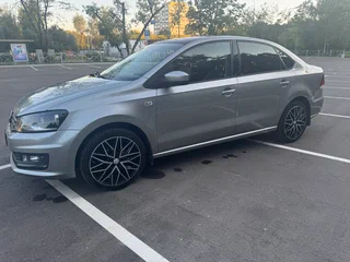 2017 Volkswagen Polo V Рестайлинг, серебристый, 1350000 рублей, вид 1
