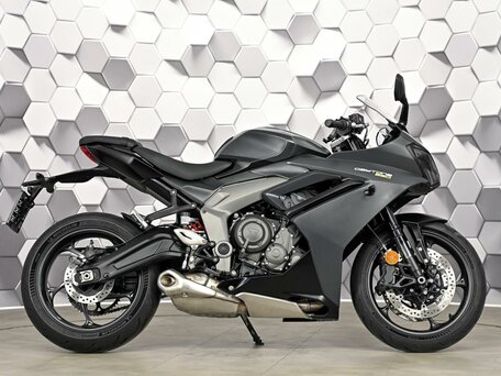 2024 Triumph Daytona 660, серый, 899000 рублей, вид 3