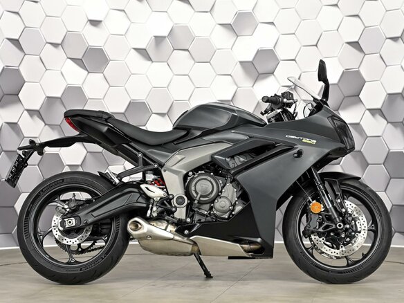 2024 Triumph Daytona 660, серый, 899000 рублей - вид 2