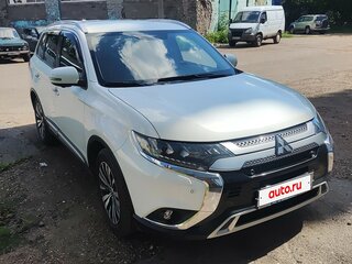 2020 Mitsubishi Outlander III Рестайлинг 3, белый, 2700000 рублей, вид 2
