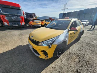 2021 Kia Rio X IV Рестайлинг, жёлтый, 750000 рублей, вид 1