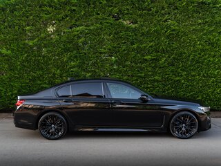 2019 BMW 7 серии Long 740Li xDrive VI (G11/G12) Рестайлинг, чёрный, 5500000 рублей, вид 4