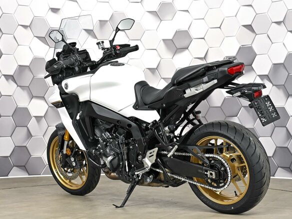 2023 Yamaha MT-09 Tracer (FJ-09), белый - вид 7