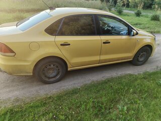 2017 Volkswagen Polo V Рестайлинг, жёлтый, 790000 рублей, вид 3