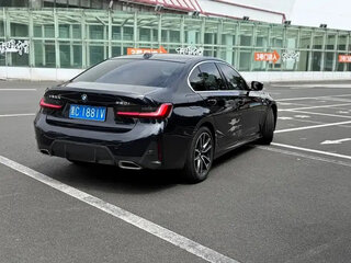 2023 BMW 3 серии 320i VII (G2x) Рестайлинг, чёрный, 3370300 рублей, вид 4