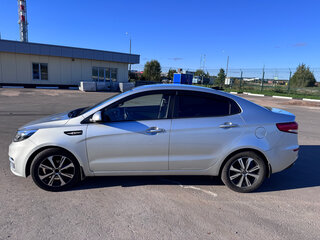 2017 Kia Rio III Рестайлинг, серебристый, 1120000 рублей, вид 4