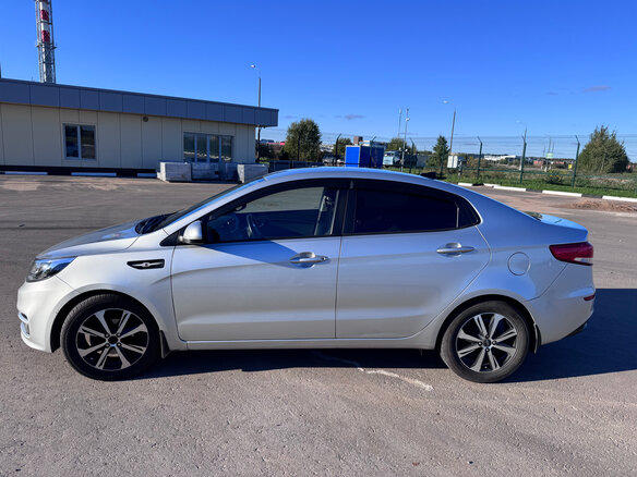 2017 Kia Rio III Рестайлинг, серебристый, 1050000 рублей - вид 3
