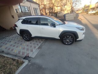 2024 Toyota RAV4 V (XA50), белый, 3850000 рублей, вид 3