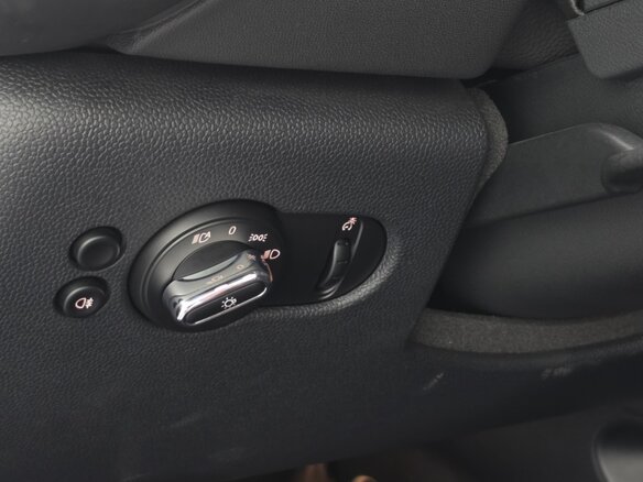 2022 Mini Hatch Cooper III (F55/F56) Рестайлинг 2, чёрный, 1726000 рублей - вид 16