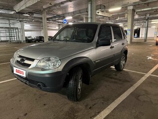 2017 Chevrolet Niva I Рестайлинг, серебристый, 620000 рублей, вид 1
