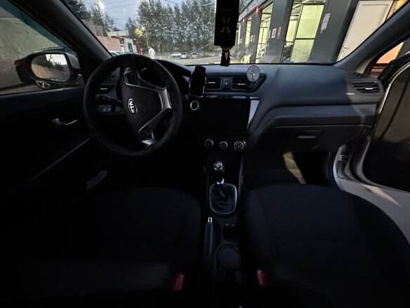 2016 Kia Rio III Рестайлинг, серебристый, 960000 рублей - вид 6