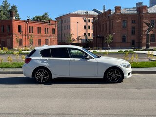 2016 BMW 1 серии 118i II (F20/F21) Рестайлинг, белый, 1500000 рублей, вид 5