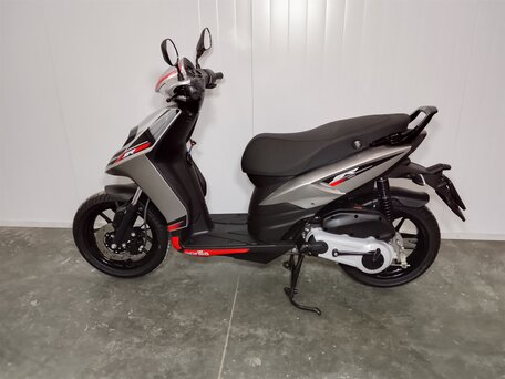 2025 Aprilia SR 125, серый, 243000 рублей, вид 1