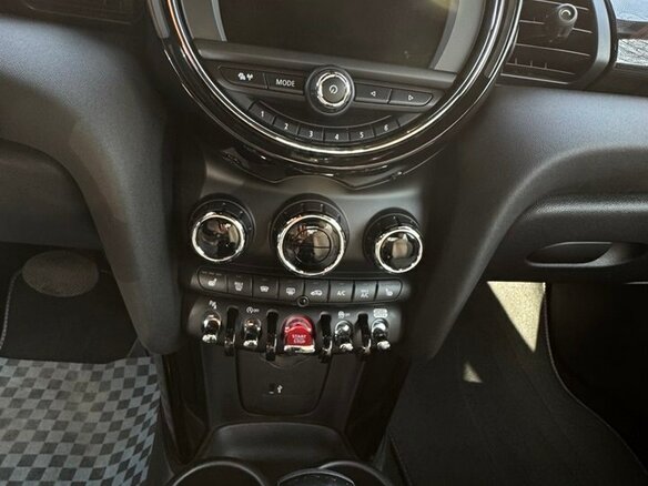 2020 Mini Hatch Cooper S III (F55/F56) Рестайлинг, красный, 2200000 рублей - вид 16