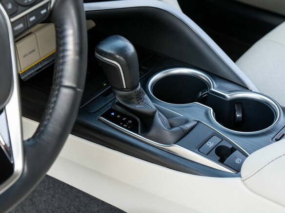 2021 Toyota Camry VIII (XV70) Рестайлинг, белый - вид 16