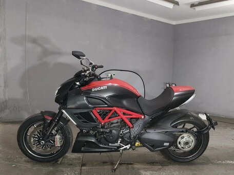 2011 Ducati Diavel Carbon, красный, 922900 рублей, вид 2