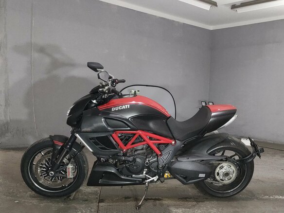 2011 Ducati Diavel Carbon, красный, 922900 рублей - вид 1