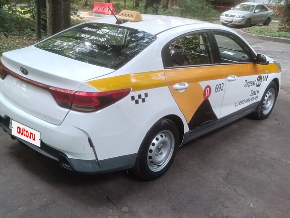 2021 Kia Rio IV Рестайлинг, белый - вид 2