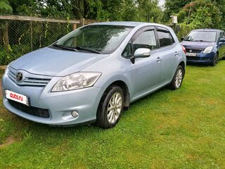 2011 Toyota Auris I Рестайлинг, серебристый, 1100000 рублей, вид 1