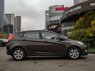 2015 Hyundai Solaris I Рестайлинг, коричневый, 858000 рублей, вид 3
