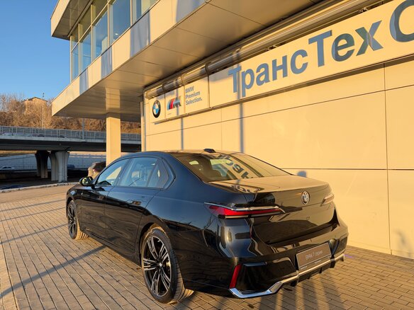 2025 BMW 7 серии 740i xDrive VII (G70), чёрный, 16500000 рублей - вид 4